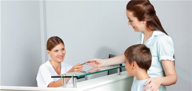 Die Gesundheitskarte wird am Empfang übergeben. Beim Einlesen der Karte werden dann automatisch über die TI die Stammdaten des Patienten auf der Karte mit den Daten der Krankenkasse abgeglichen. In vielen Praxen funktioniert das derzeit nicht.