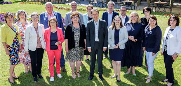 Gesundheitsminister der Länder: Nur vollständig funktionsfähige Anwendungen sollen in Praxen Die Gesundheitsminister der Länder mit Bundesgesundheitsminister Professor Karl Lauterbach (SPD) bei ihrem Treffen in Magdeburg.