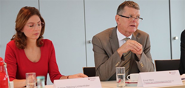 Klagen in RLP weitgehend abgewendet Die Gesundheitsministerin von Rheinland-Pfalz, Sabine Bätzing-Lichtenthäler, und Ernst Merz, Präsident des rheinland-pfälzischen Landessozialgerichts a.D.