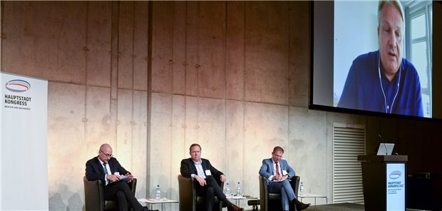 Präventionsindex macht Erfolge messbar Die Gesundheitsvorsorge der Zukunft besprachen auf dem Hauptstadtkongress (v.l.): Moderator Wolfgang van den Bergh (Ärzte Zeitung), Martin Fensch (Pfizer Deutschland), Professor Wolfgang Greiner (Mitglied des Sachverständigenrats) und per Schalte Thomas Isenberg (SPD). Weitere Teilnehmer (nicht im Bild) waren Alexander Krauß (CDU/CSU) und Dr. Kirsten Kappert-Gonther (Grüne).