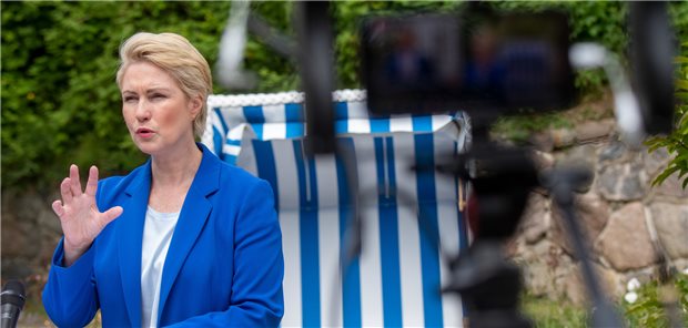 „Die Gesundheitswirtschaft wird eines der zentralen Themen auch der neuen Koalition bleiben“, kündigte Schwesig zur Eröffnung der 17. Nationalen Branchenkonferenz in Rostock an