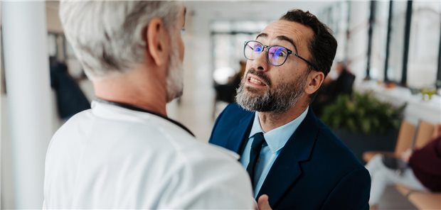 Ein Mann geht einen anderen Mann aggressiv an.