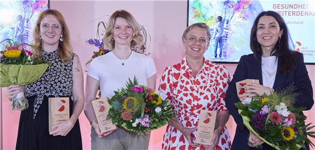 Die Gewinner des KONKRET-Preises 2025 der Lilly Deutschland Stiftung (v.l.n.r): Rebecca Kremer / Pathly e.V. (2. Platz), Julia Bräuer / Universität Bayreuth (3. Platz), Susanne Quernheim / Geburtshaus Idstein e.V. (1. Platz) und Dr. Viyan Sido / Immanuel Klinikum Bernau Herzzentrum Brandenburg