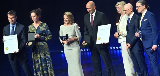 Galenus-Preis 2025: Casgevy gewinnt den geteilten Preis in der Kategorie Orphan Drugs Die Gewinner des geteilten Galenus-von-Pergamon-Preises in der Kategorie Orphan Drugs (v.l.n.r.): Andreas Kopp, Geschäftsführer Vertex Pharmaceuticals Germany; Annette Schmeding, BU Head Hematology; Moderatorin Yve Fehring; Dr. Ahmed Khalifa, Executive Director Medical Affairs MSD Sharp & Dohme; Jury-Vorsitzende Professorin Marianne Dieterich; Staatssekretär Dr. Marcus Pleyer sowie Matthias Gabriel von der Ärzte Zeitung.