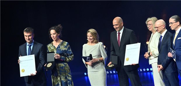 Galenus-Preis 2025: Casgevy gewinnt als einer von zwei Preisträgern in der Kategorie Orphan Drugs Die Gewinner des in diesem Jahr zweifach vergebenen Galenus-von-Pergamon-Preises in der Kategorie Orphan Drugs (v.l.n.r.): Andreas Kopp, Geschäftsführer Vertex Pharmaceuticals Germany; Annette Schmeding, BU Head Hematology; Moderatorin Yve Fehring; Dr. Ahmed Khalifa, Executive Director Medical Affairs MSD Sharp & Dohme; Jury-Vorsitzende Professorin Marianne Dieterich; Staatssekretär Dr. Marcus Pleyer sowie Matthias Gabriel von der Ärzte Zeitung.