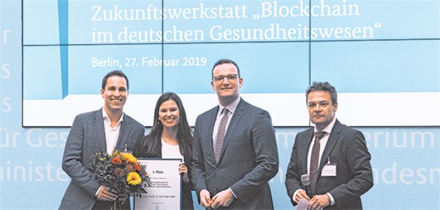 Spahn kürt beste Blockchain-Ideen Die Gewinner mit Jens Spahn und Juror Eberhard Scheuer.