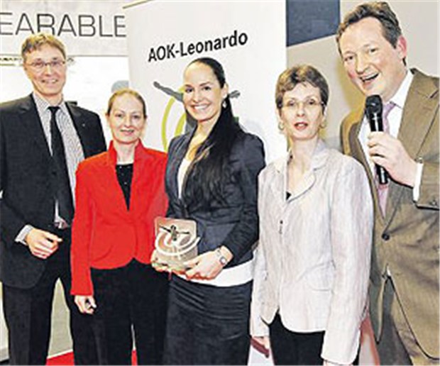 Mobiler Gesundheitsmanager von AOK ausgezeichnet Die Gewinnerinnen des AOK-Praxispreises: Prof. Regina Stoll, Annika Rieger und Marita Wiedemann von der Uni Rostock (v.l.n.r.) mit AOK-Vorstand Jürgen Graalmann (l.) und Moderator Eckart von Hirschhausen (r.).