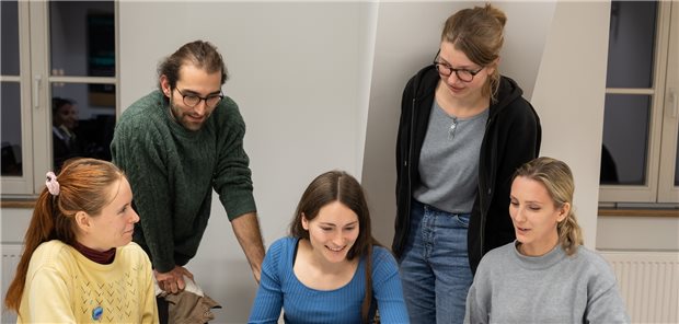 Die Gießener Medizinstudierenden Carina Körner, Leonard Maier, Hannah Fülbert, Annamaria Jaschke und Anne Maushagen (v.l.) planen im
Wahlfach „Klimasprechstunde“ eine Radtour anhand einer Hitzekarte der Stadt Gießen.
