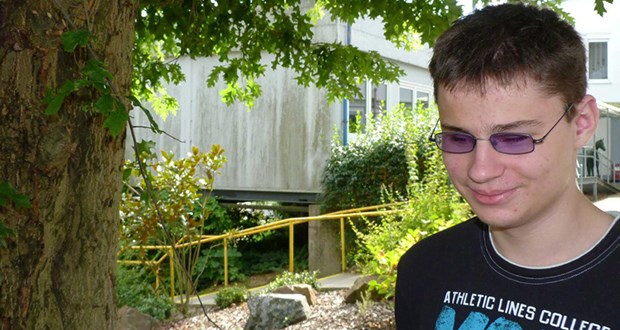 Sehen mit dem Ohr Die Gießkanne auf dem Tisch würde Dave Janischak mit den Händen schneller erkennen - aber auch mit der Echoortung klappt das sehr gut.