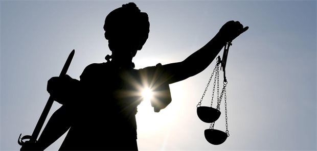 LSG Schleswig: Honorararzt darf sich nicht wie Belegarzt verhalten Die Göttin Justitia im Gegenlicht auf dem Gerechtigkeitsbrunnen in Frankfurt am Main