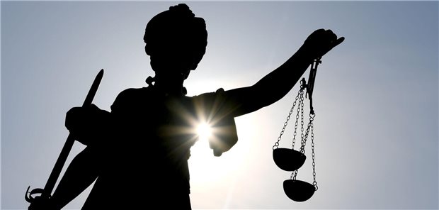 Die Göttin Justitia im Gegenlicht