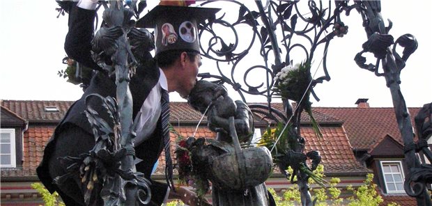 Urteil: Wem die Standfestigkeit fehlt, sollte die Liesel besser sitzen lassen Die Göttinger Tradition am Gänseliesel-Brunnen ist nicht unfallversichert. (Archivbild).