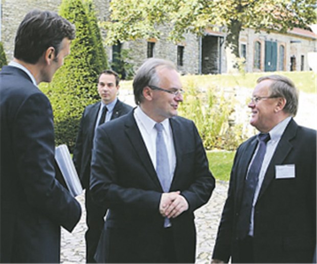 Erste Akademie für Mikrotherapie nimmt Arbeit auf Die Gründer der Deutschen Akademie für Mikrotherapie mit Ministerpräsident Dr. Reiner Haseloff (Mitte).