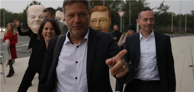 SPD, Grüne und FDP starten in „vertiefte“ Sondierungswoche Die Grünen-Vorsitzenden Robert Habeck (M.) und Annalena Baerbock (l.), trafen gemeinsam mit FDP-Generalsekretär Volker Wissing am Tagungsort der Sondierungsgespräche ein.
