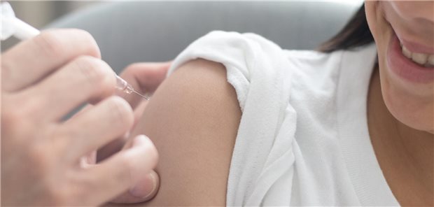 Die HPV-Impfung soll laut STIKO im Alter von 9 bis 14 Jahren erfolgen - vor der Aufnahme sexueller Kontakte. (Symbolbild mit Model)