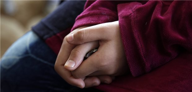 Frauenärztin erlebt vermehrt beschnittene Patientinnen Die Hände eines Mädchens: Schon mit zwölf Jahren sind viele Mädchen von Beschneidung betroffen.