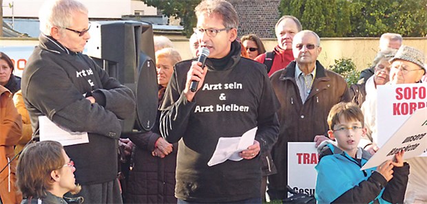 Die Hausärzte Dr. Jörg Blettenberg (r., mit Mikro) und Stefanus Paas kämpfen gemeinsam gegen Regresse (Archivbild).