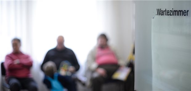 „Die Hausarztpraxen sind aktuell extrem ausgelastet“: Der Deutsche Hausärzteverband schlägt ob der aktuellen Infektwelle Alarm und fordert mehrere Kurzfrist-Maßnahmen.