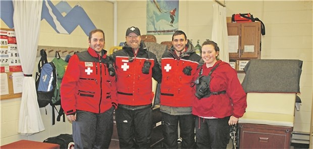 Sanitäter helfen direkt auf der Piste Die Helfer der „Ski Patrol“ (von links): Tom, Brad, Robert und Adel.