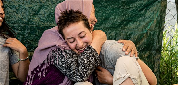 „ROSA - Rolling Safespace“: Hier kommt die Hilfe per Truck Die Helferinnen erleben vor Ort viel Leid und traurige Schicksale, aber auch jede Menge Dankbarkeit und fröhliche Momente.