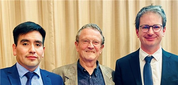 Schlaganfallforschung: Hentschel-Preis für Montellano und Vollmuth Dr. Felipe A. Montellano und Dr. Christoph Vollmuth zusammen mit Günter Hentschel