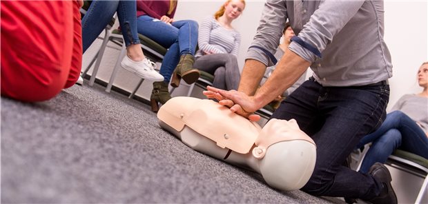 Was sich in den Reanimationsleitlinien ändern wird Die Herzdruckmassage wird geübt.