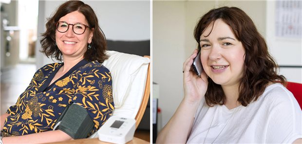 Die Herzinsuffizienz-Patientin (links) ist mit speziellen Sensoren ausgestattet. Die Messgeräte übertragen ihre Gesundheitswerte täglich drahtlos an ein Telemedizinzentrum. So kann bei auffälligen Werten die Therapie frühzeitig angepasst werden. Die spezialisierte Herzinsuffizienzschwester (rechts) hält Kontakt mit der Patientin und überwacht dabei die Therapie.
