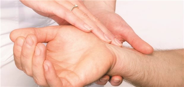 Eine Person misst bei einer anderen Person den Puls.