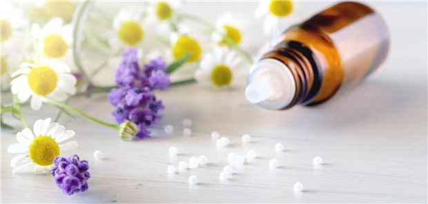 Homöopathische Medizin auf einem Tisch.