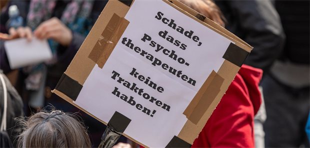 Das Foto zeigt ein Protestplakat bei einer Demonstration von Psychotherapeuten.