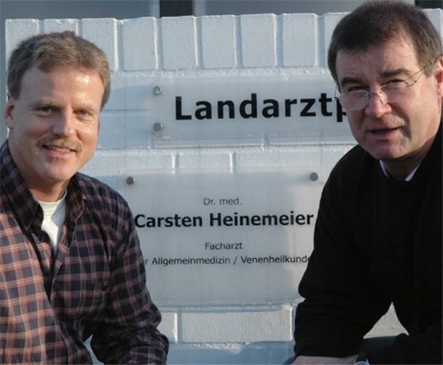 Entlassungen sind die erste Antwort auf die einschneidende Honorarreform zum Jahresstart Die Honorarreform halbiert Dr. Carsten Heinemeier (l.) den Praxisumsatz. Die Zukunft des angestellten Arztes Ulrich Hackel in der Praxis ist ungewiss.