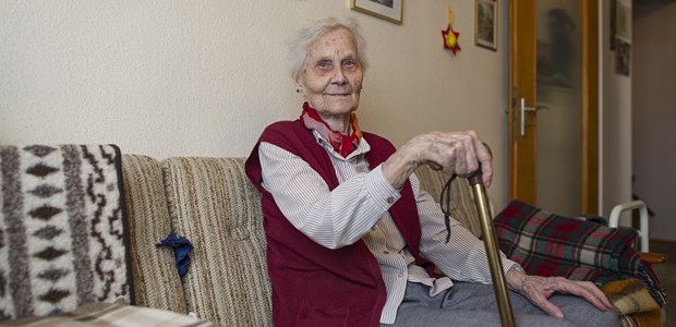 Wie 100-Jährige in Deutschland leben Die Hundertjährige Christiane Wegener in ihrer Wohnung. Um geistig fitt zu bleiben, lernt sie Gedichte auswendig.