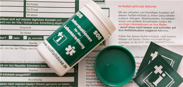 Die Ideen für die Projekte in den Gesundheitsregionen sind meist sehr praktisch konzipiert. Im Weserbergland haben etwa Städte und Gemeinden zusammen mit dem DRK so genannte „Notfalldosen“ mit allen wichtigen Dokumenten an multimorbide Patienten oder allein Lebende ausgegeben, damit die Dokumente im medizinischen Notfall zur Hand sind.