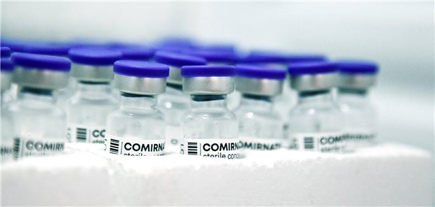 Die Immunantwort nach der ComirnatyTextbaustein: war-Impfung schwächt sich langsam ab. FDA-Berater sprechen sich daher für Auffrischimpfungen in Risikogruppen aus.