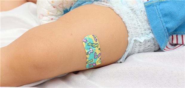 Ein Baby mit Pflaster