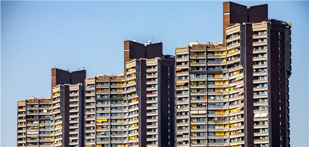 Corona-Impfung als soziale Frage: Ganze Gruppen wurden „vergessen“ Die Impfquoten in Baden-Württemberg variieren stark. Mannheim hinkt in einigen Bezirken hinterher – hier ein Hochhaus im Mannheimer Stadtteil Neckarstadt-Ost.