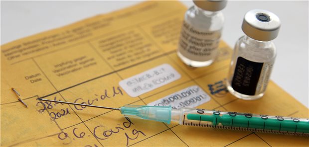Impfausweis mit Einträgen für zwei COVID-19-Impfungen.