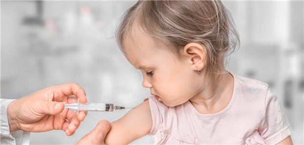 Ein Kleinkind wird in den rechten Oberarm geimpft.