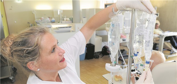 Die Infusionstherapie für einen Krebspatienten wird vorbereitet.