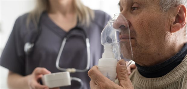 COPD: Das empfiehlt die aktualisierte Leitlinie Ein Mann inhaliert