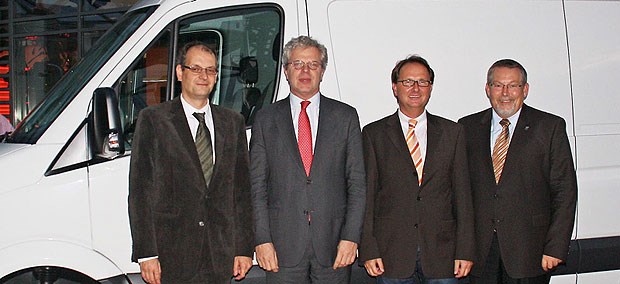 Deutschlands erster Hausärztebus steht in den Startlöchern Die Initiatoren der "Rollenden Arztpraxis" vor einem Modellfahrzeug (v.l.): Jörg Reyttarowski (AOK), Julius von Ingelheim (Wolfsburg AG, Projekt Region Braunschweig GmbH), Stefan Hofmann (KVN) und Jörg Röhmann (Wolfenbüttels Landrat).