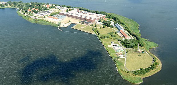 Neuer Hochsicherheitstrakt für Tierseuchenforschung Die Insel Riems mit dem Forschungskomplex (M) und Hauptsitz des Friedrich-Loeffler-Instituts (FLI) für Tierseuchenforschung.