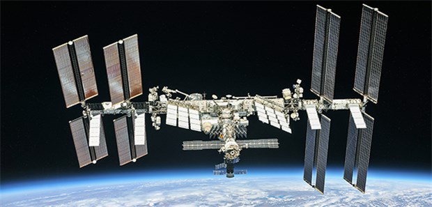 Keime im Weltall Die Internationale Raumstation ISS kreist über der Erde.