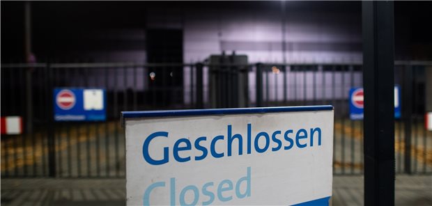 „Zero Covid“-Strategie: „Fast aussichtslos“ Geschlossenes Tor: Die Intitiative „Zero Covid“ fordert, Fabriken, Büros, Betriebe, Baustellen und Schulen zu schließen und die Arbeitspflicht auszusetzen – europaweit.