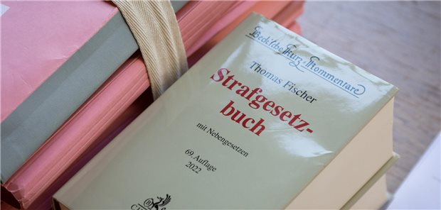 Nach Tötung eines Arztes: Anklage gegen drei Tatverdächtige Die Jugendkammer des Landgerichts Tier muss sich mit der Anklage gegen drei Verdächtige verfassen. Ein Termin für die Verhandlung steht noch nicht fest.