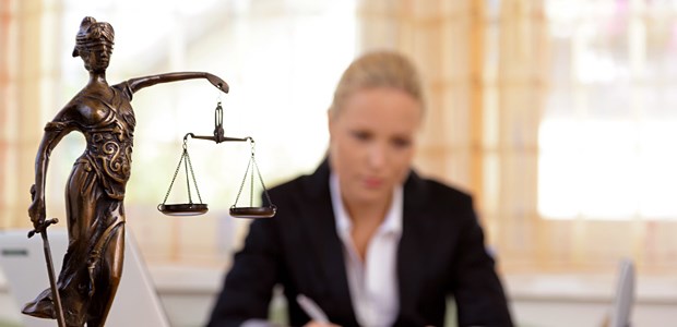 Beistand auch beim Banken-Streit Die Justiz arbeitet, die Rechtsschutzversicherung zahlt. Das gilt jetzt auch für Klagen wegen unzureichender Anlageberatung.