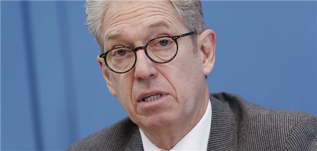 KBV-Brandbrief: COVID-Impfung nicht überstürzt in Regelversorgung überführen! Die KBV, hier Vorstandsvorsitzender Dr. Andreas Gassen, hat in einem Brief an das Bundesgesundheitsministerium davor gewarnt, Corona-Impfungen ab Januar 2023 in die Regelversorgung zu überführen. Dies sei ohne entsprechenden Vorlauf in den Praxen nicht umsetzbar. (Archivbild)