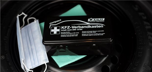 Medizinische Masken im Verbandskasten jetzt Pflicht Die KFZ-Verbandkasten-Norm DIN 13164 ist zum 1. Februar 2022 modifiziert worden. So sind künftig nach einer Übergangsfrist zwei medizinische Masken als Inhaltsbestandteil Pflicht.