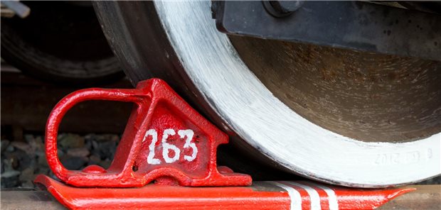 Die KV Hessen hat ihre Mitglieder aufgerufen, auf die Bremse zu treten: Praxen sollten laut Körperschaft die Möglichkeit haben, die Leistungsmenge an das vorhandene Geld anzupassen. Doch wie sicher fährt es sich damit? Ein Medizinrechtler ordnet die Sachlage ein.
