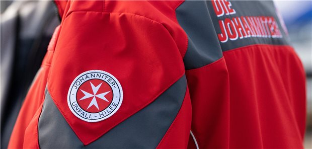 Mann mit Jacke der Johanniter Unfall-Hilfe.
